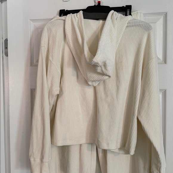 Avia Off-White Hooded Set - Picture 2 of 8